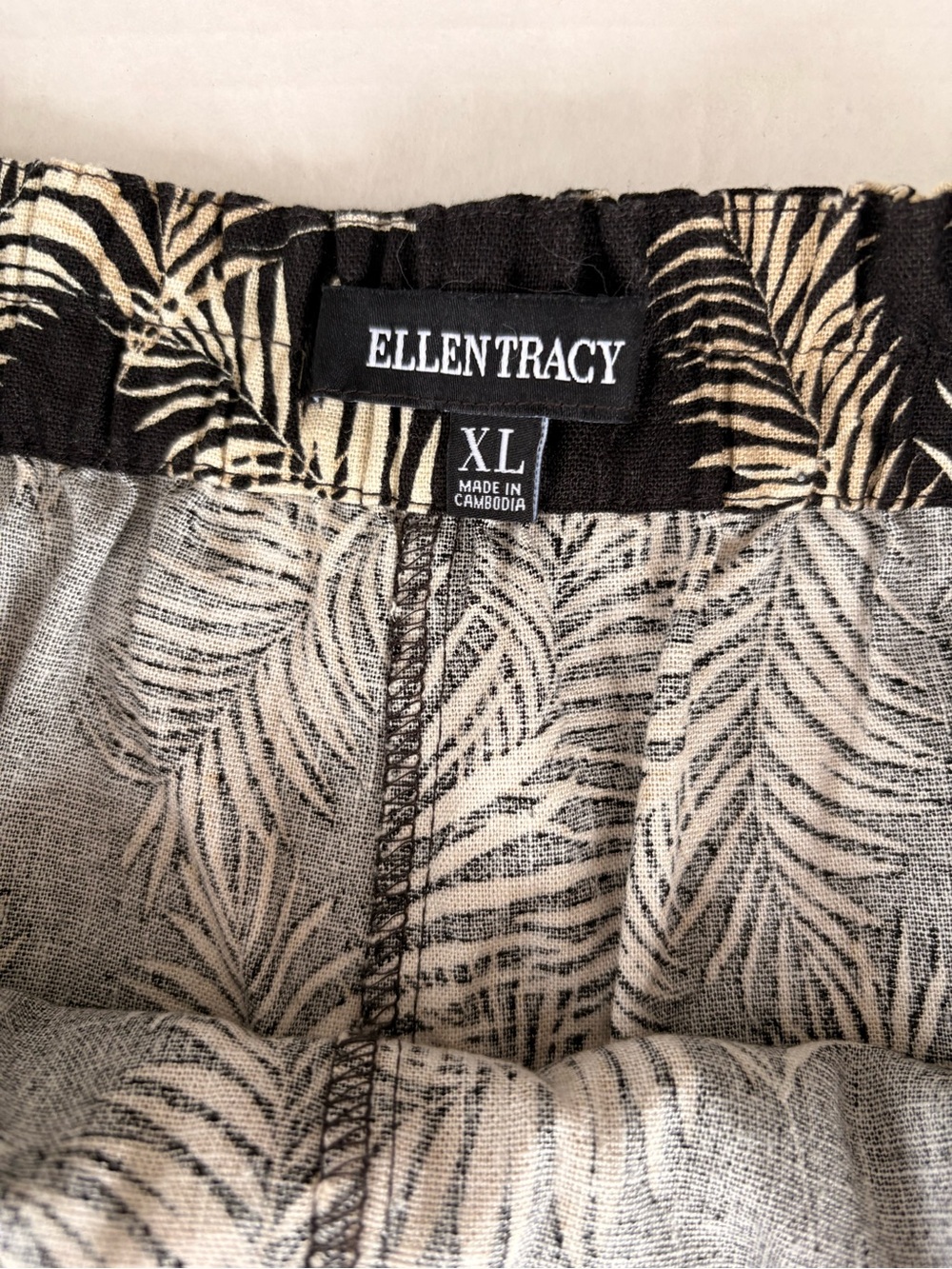 Ellen Tracy Black and Cream Palm Print Shorts - Picture 5 of 7